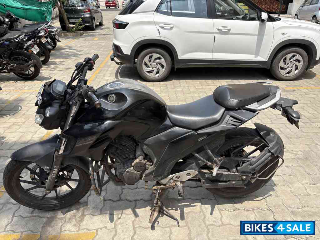 Black Yamaha FZS 25 BS6