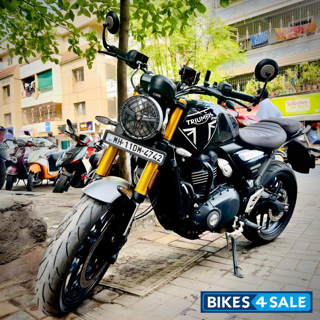 Phantom Black Triumph Speed 400