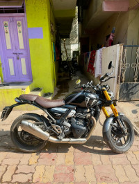 Phantom Black Triumph Speed 400