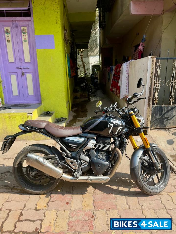 Phantom Black Triumph Speed 400