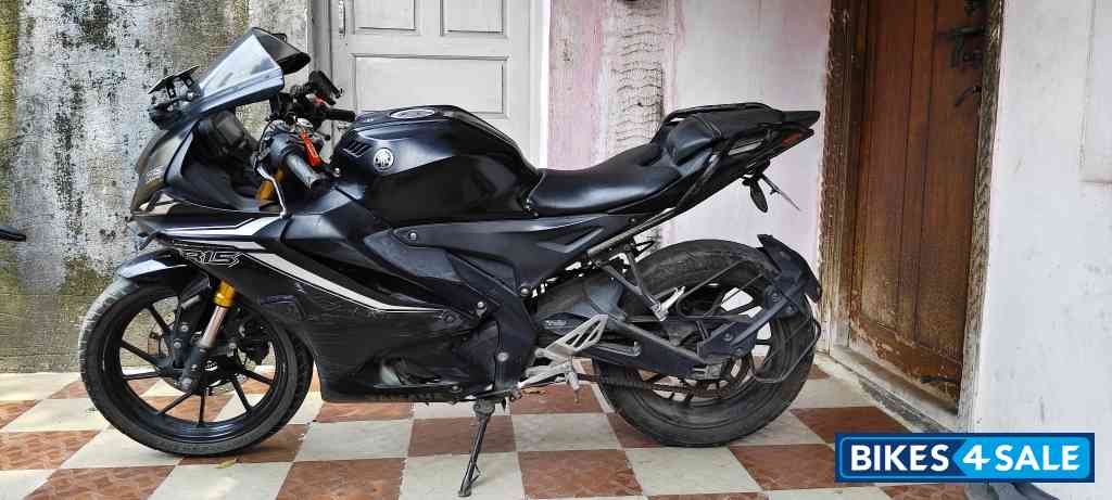 Black Yamaha R15 V4