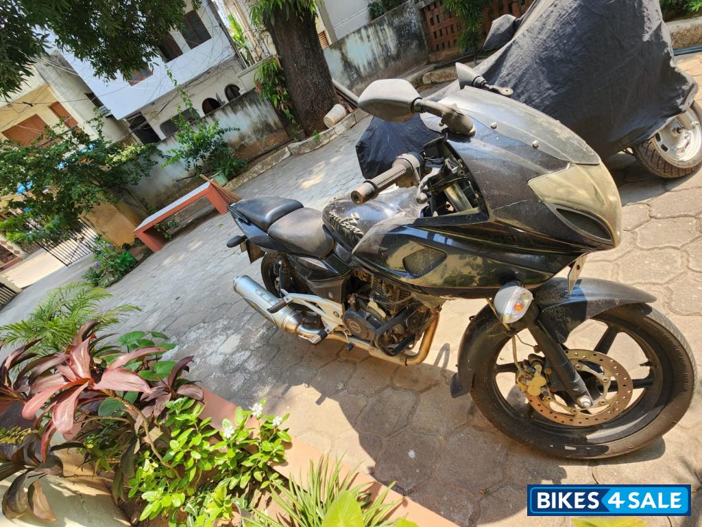 Black Bajaj Pulsar 220 DTSFi Black Bajaj Pulsar 220 DTSFi