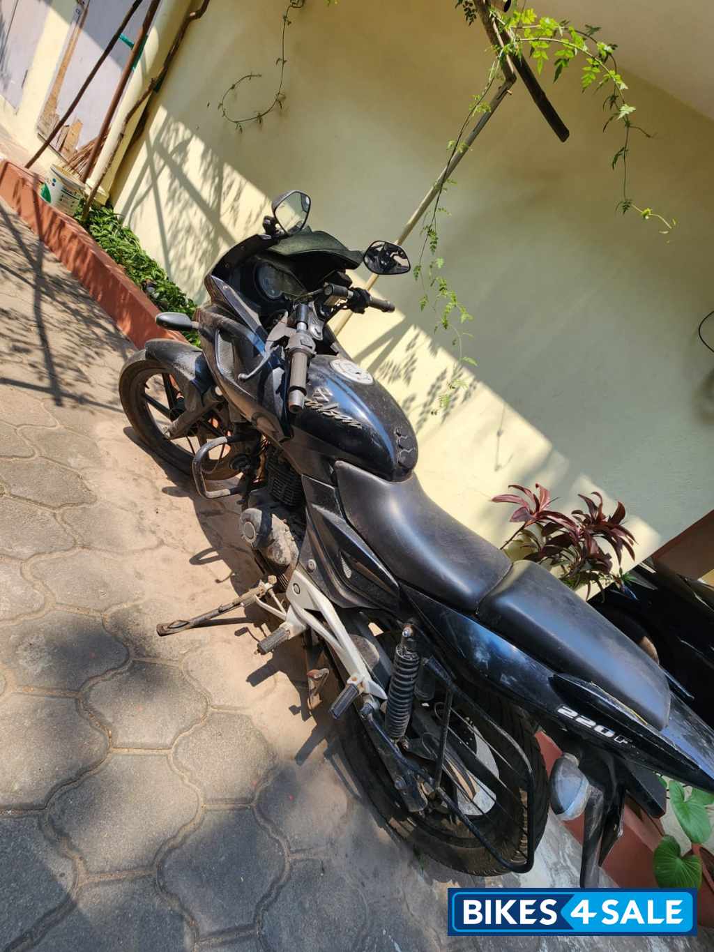 Black Bajaj Pulsar 220 DTSFi Black Bajaj Pulsar 220 DTSFi