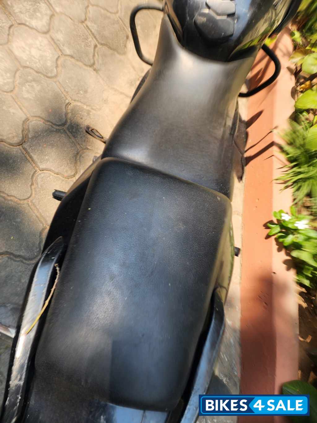 Black Bajaj Pulsar 220 DTSFi Black Bajaj Pulsar 220 DTSFi