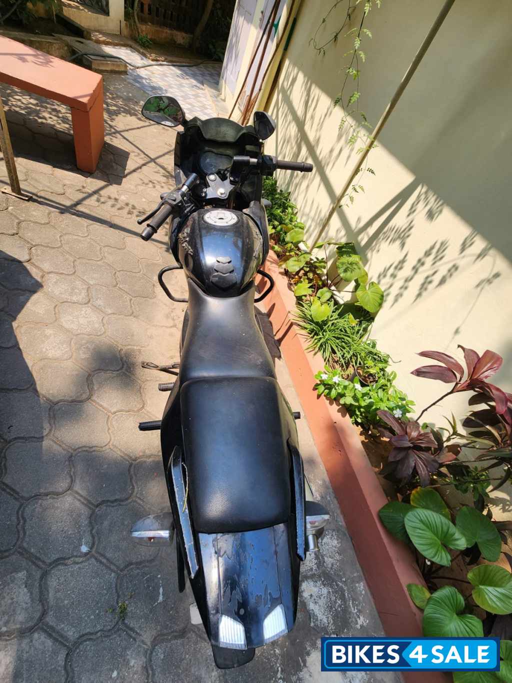 Black Bajaj Pulsar 220 DTSFi Black Bajaj Pulsar 220 DTSFi