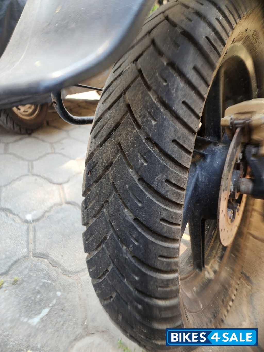 Black Bajaj Pulsar 220 DTSFi Black Bajaj Pulsar 220 DTSFi