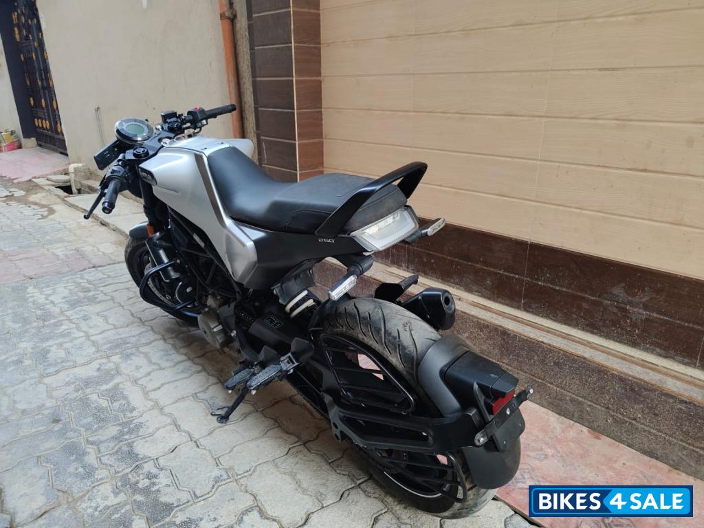 Adventure Silver Husqvarna Vitpilen 250 2020