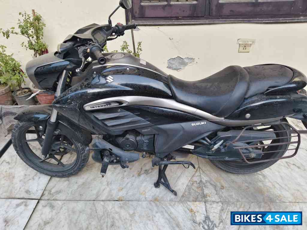 Black Suzuki Intruder 150 Black Suzuki Intruder 150