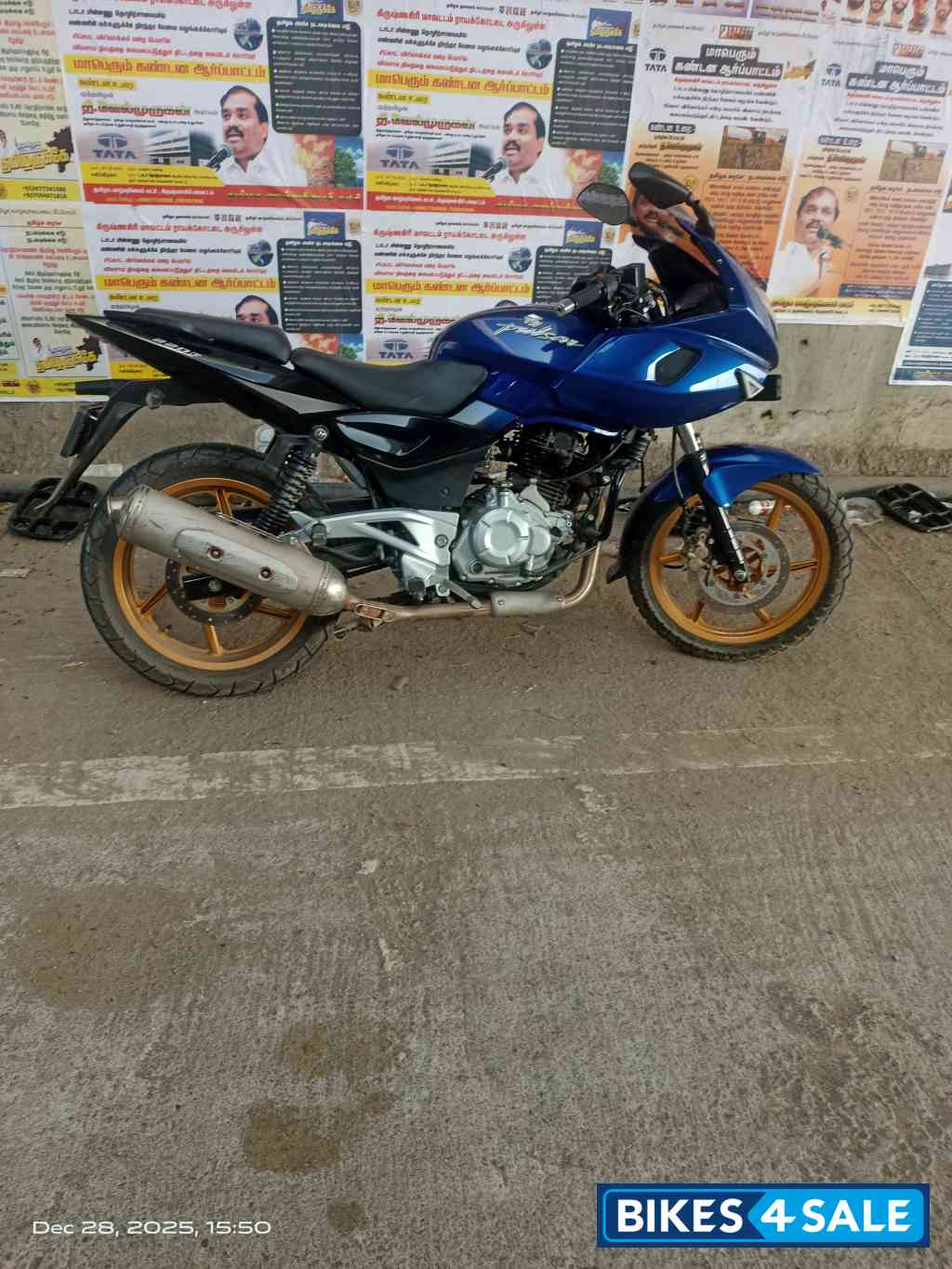 Bajaj Pulsar 220F