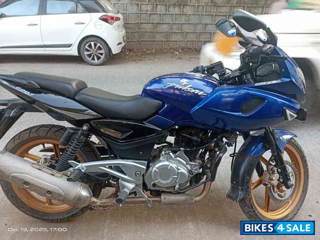Bajaj Pulsar 220F