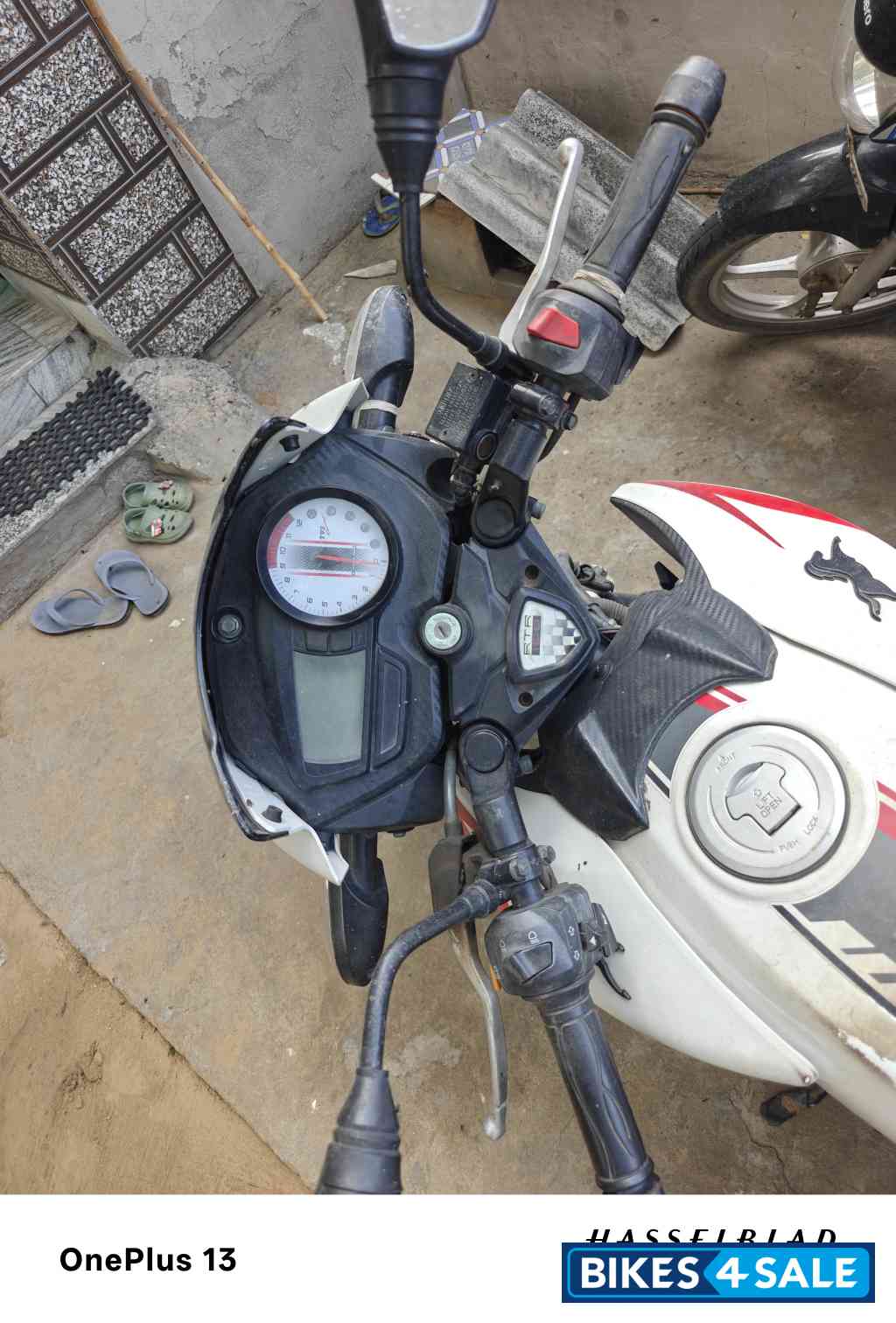 White TVS Apache RTR 160