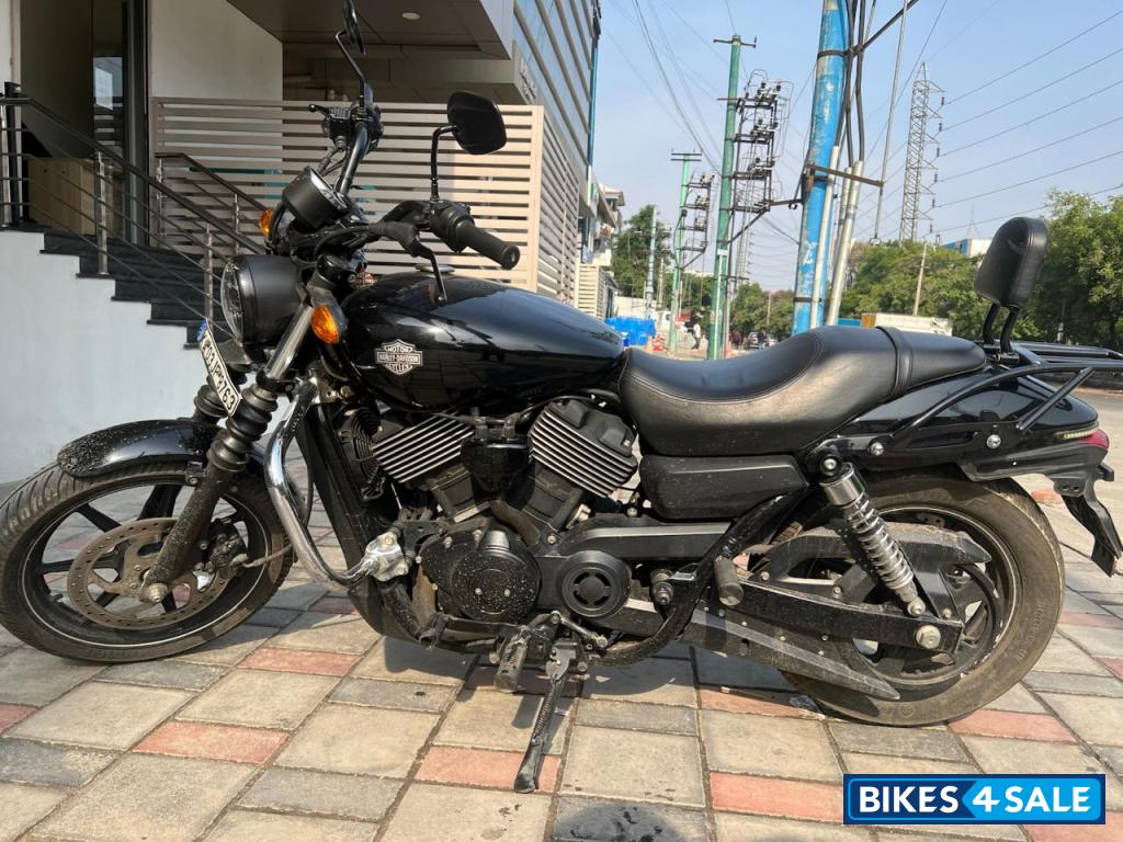 Black Harley Davidson Street 750