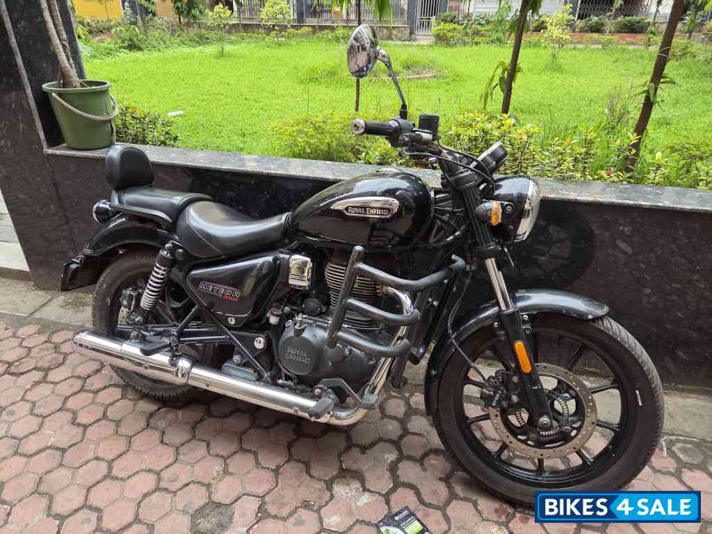 Shiny Black Royal Enfield Meteor 350 Stellar