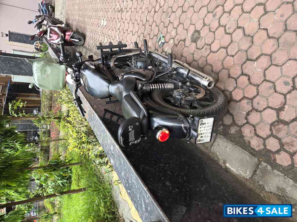 Shiny Black Royal Enfield Meteor 350 Stellar