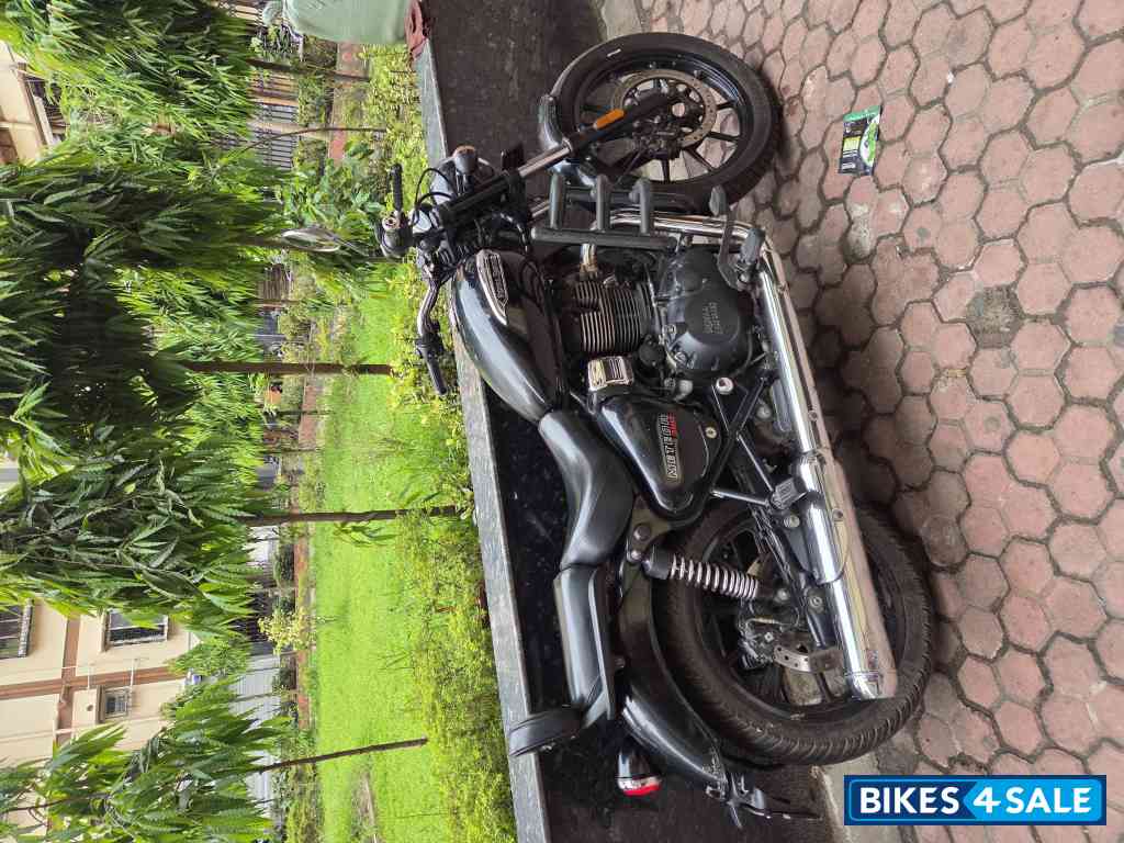 Shiny Black Royal Enfield Meteor 350 Stellar