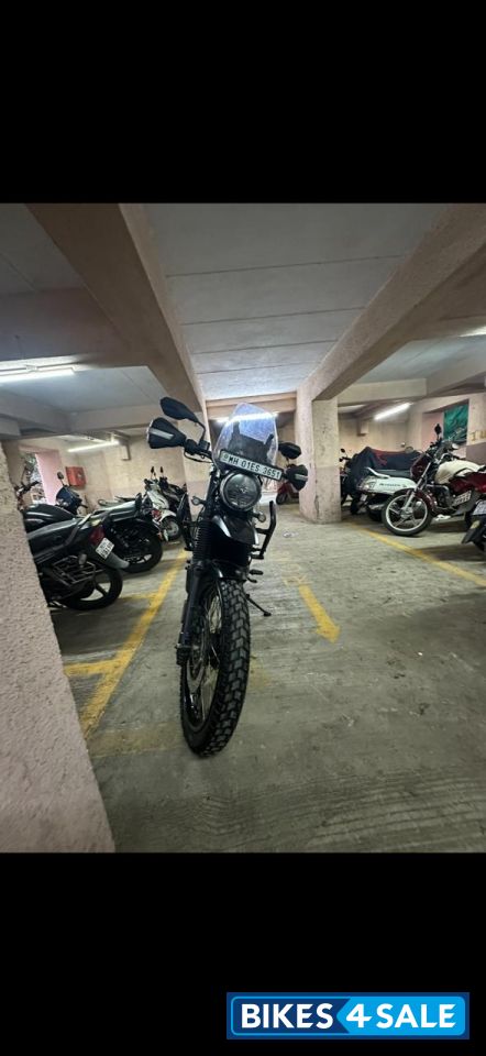 White Yezdi Adventure Gloss 2024