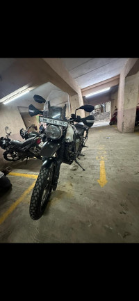 White Yezdi Adventure Gloss 2024