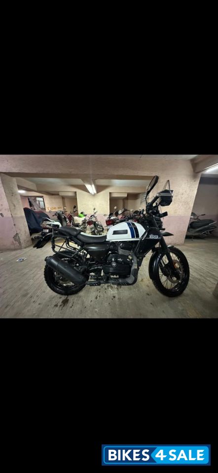 White Yezdi Adventure Gloss 2024