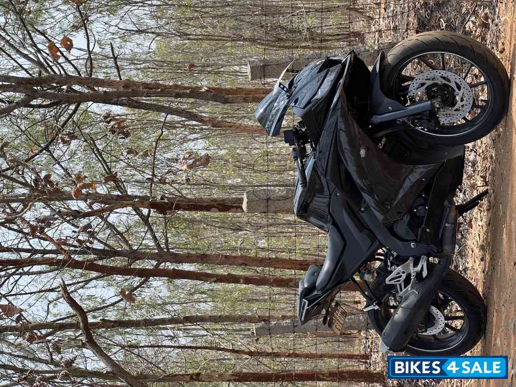 Black Yamaha YZF R15 V3