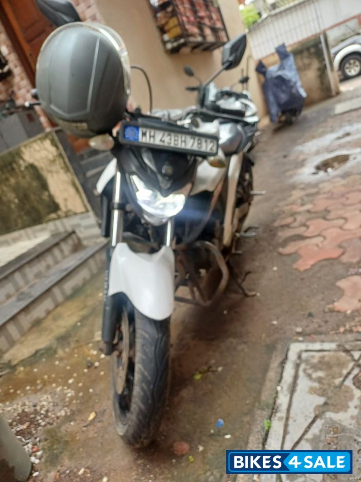 White Yamaha FZ25