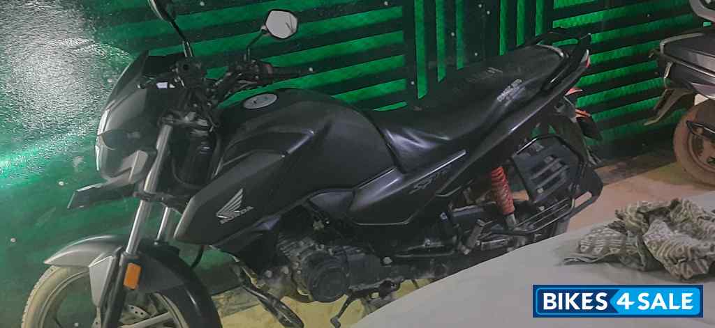 Black Honda SP125
