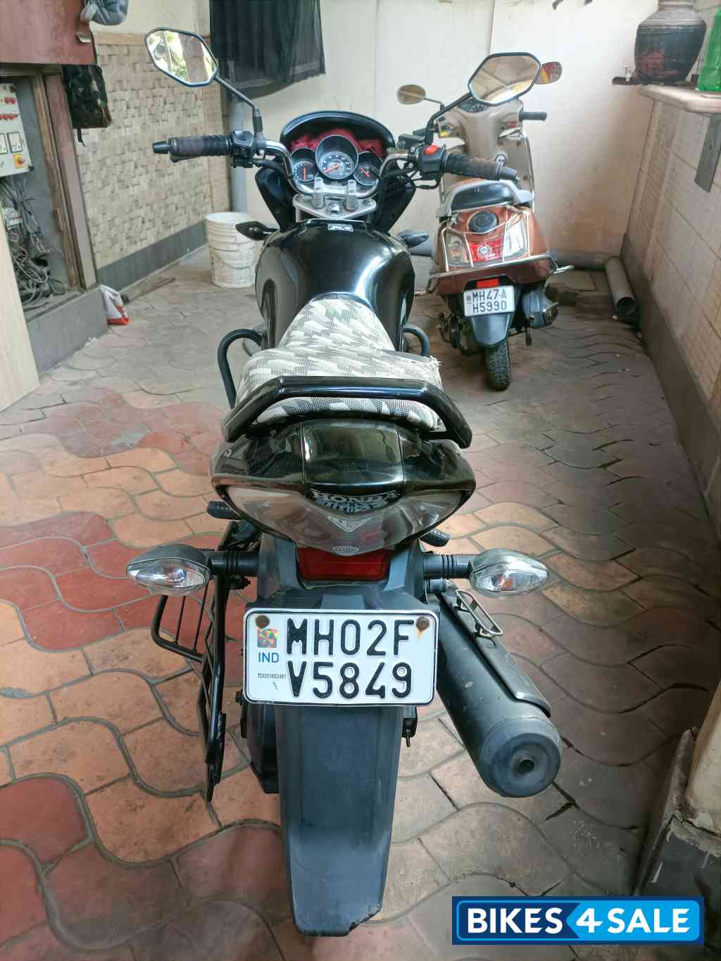 Black Honda CB Unicorn 160