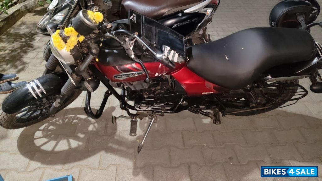 Red Bajaj Avenger Street 160