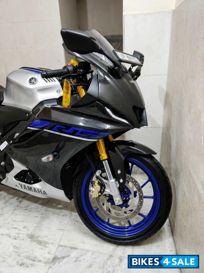 Metallic White Yamaha R15M Icon Performance