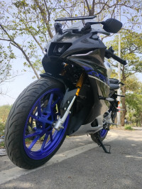 Metallic White Yamaha R15M Icon Performance