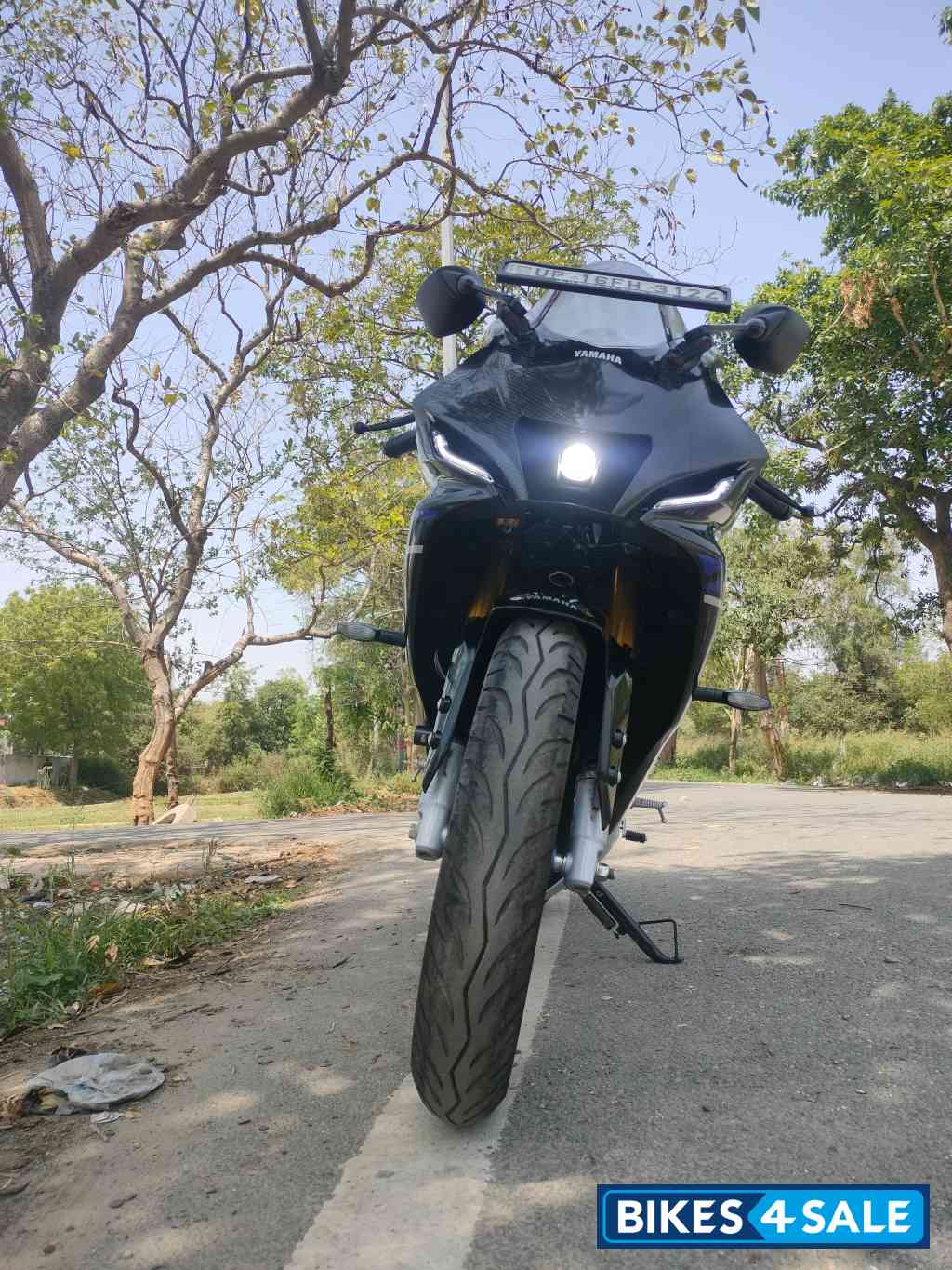 Metallic White Yamaha R15M Icon Performance