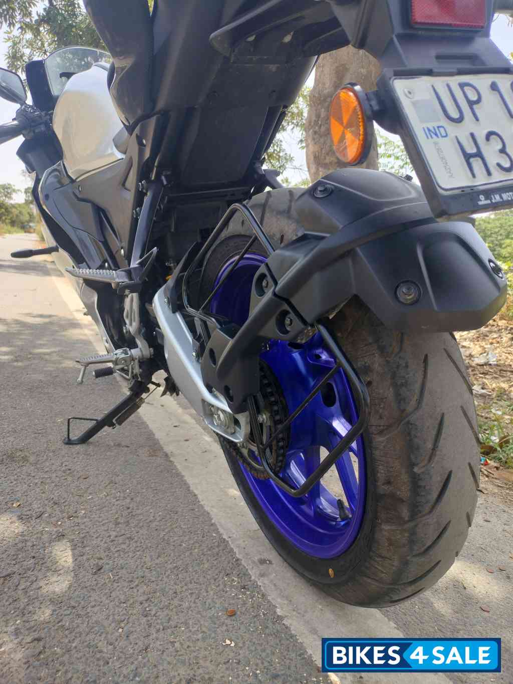 Metallic White Yamaha R15M Icon Performance