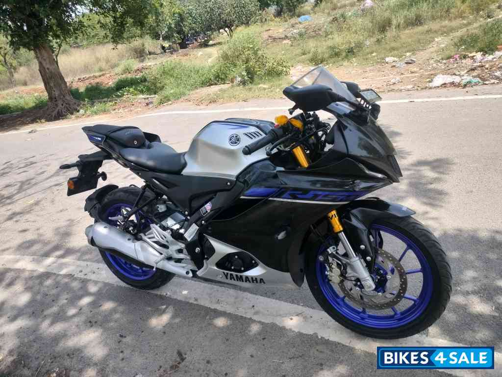 Metallic White Yamaha R15M Icon Performance