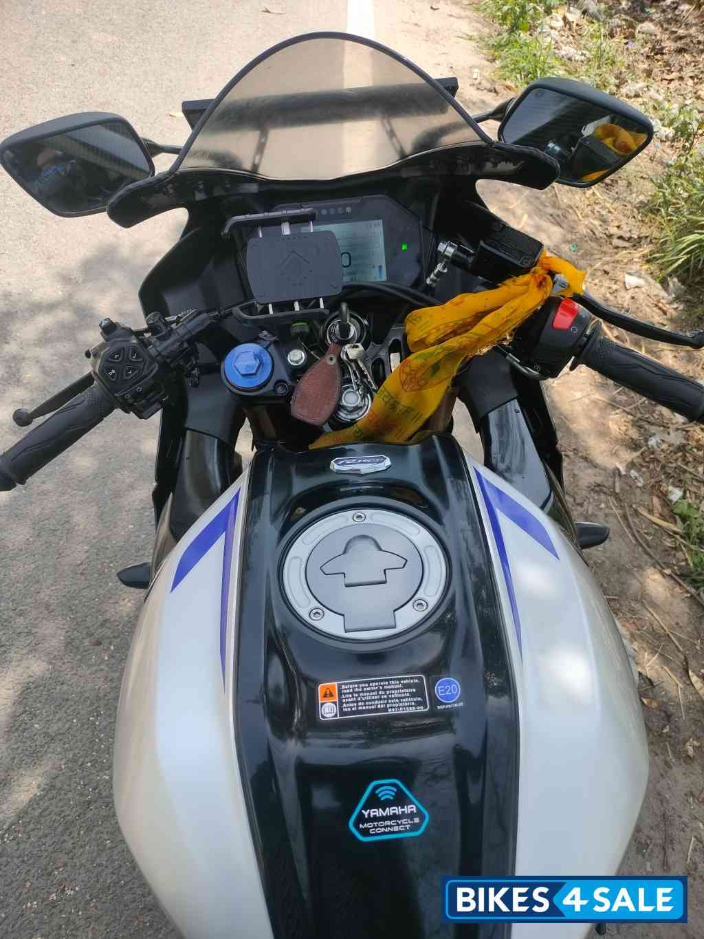 Metallic White Yamaha R15M Icon Performance