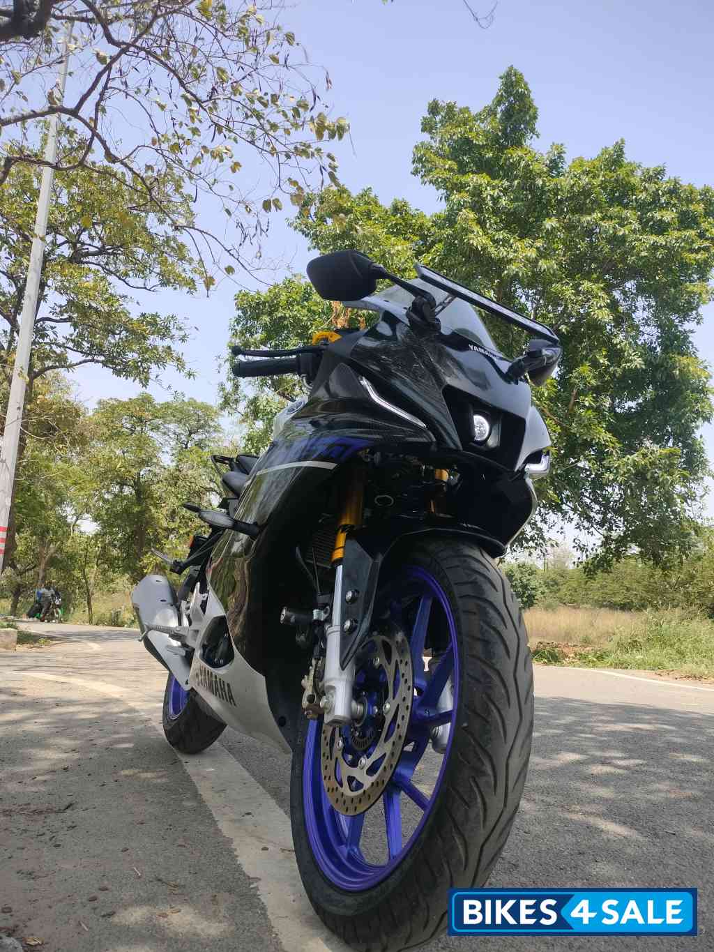 Metallic White Yamaha R15M Icon Performance