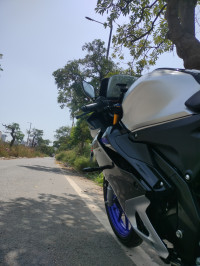 Metallic White Yamaha R15M Icon Performance