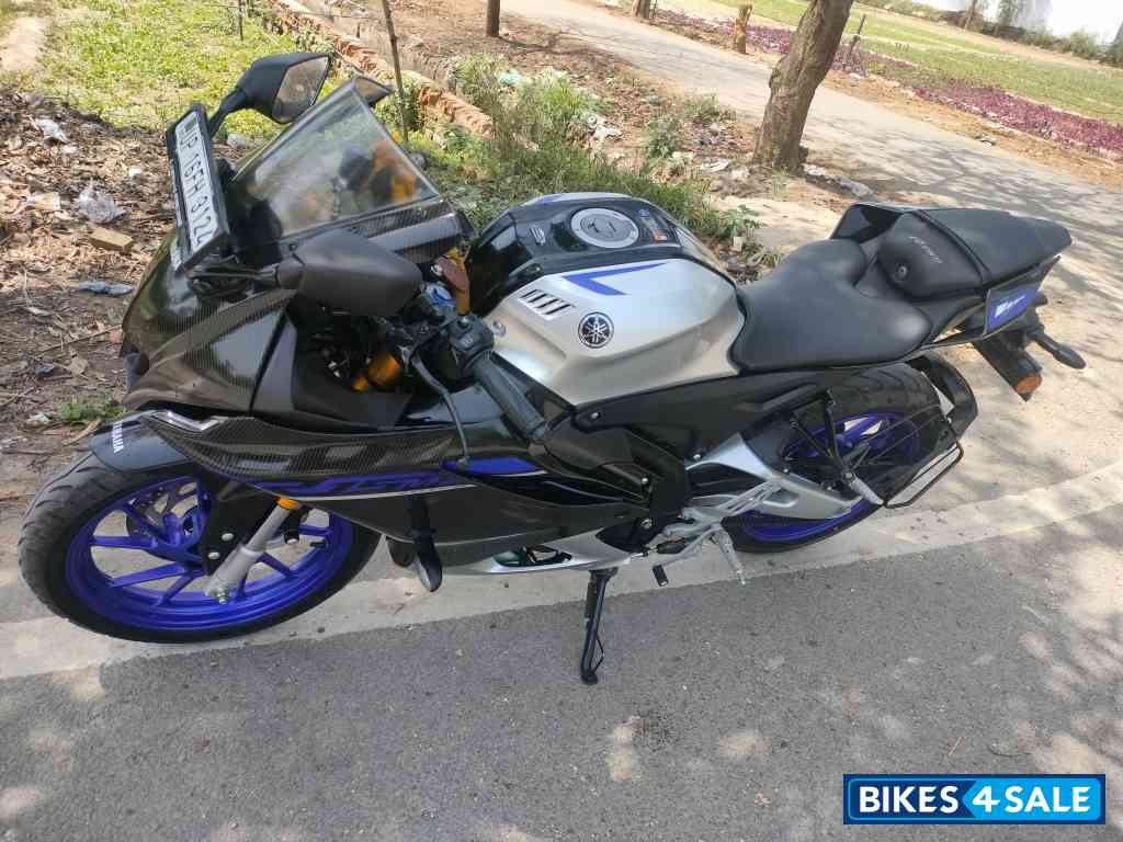 Metallic White Yamaha R15M Icon Performance