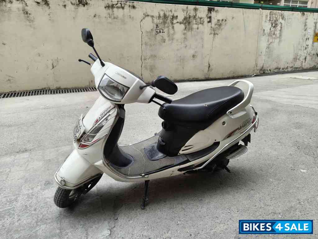 White Mahindra Duro DZ