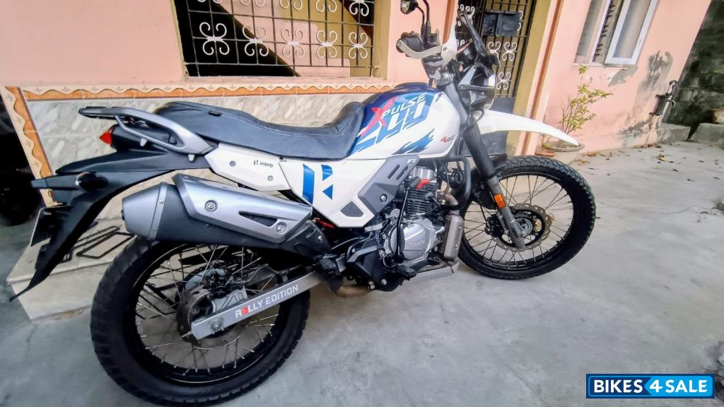 White Hero Xpulse 200 4V