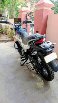 White Hero Xpulse 200 4V