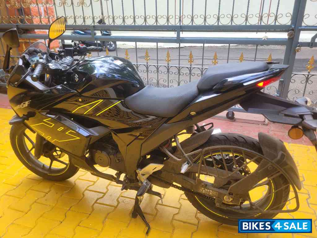 Black Suzuki Gixxer SF 2025