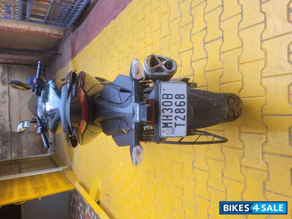 Black Suzuki Gixxer SF 2025