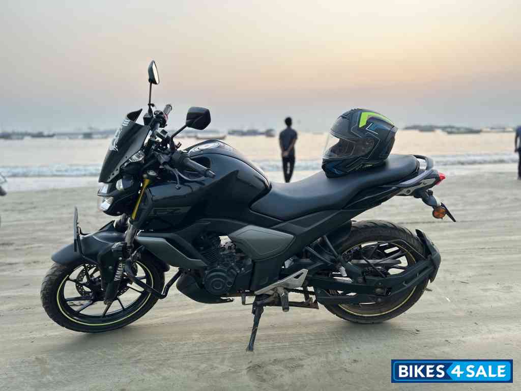 Black Yamaha FZ FI V3 BS6