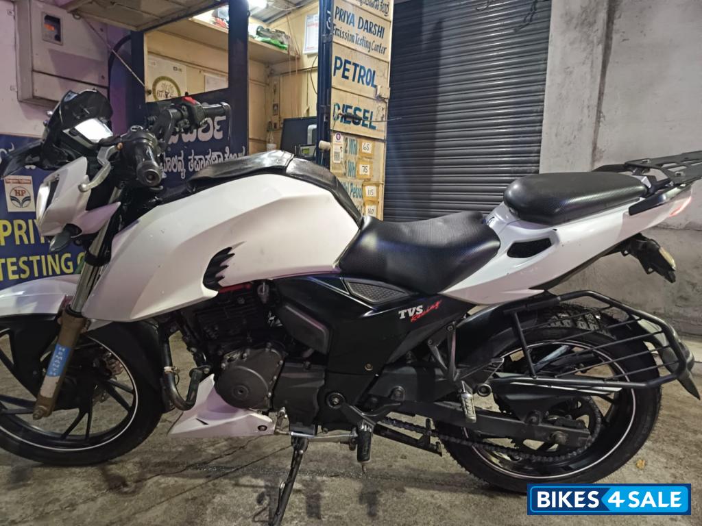 White TVS Apache RTR 200 4V