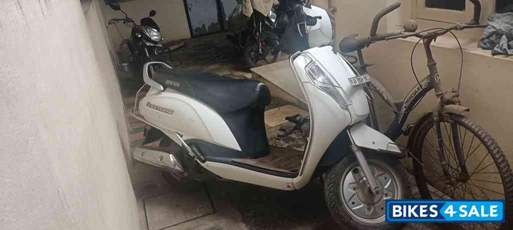 White Suzuki Access 125 BS6