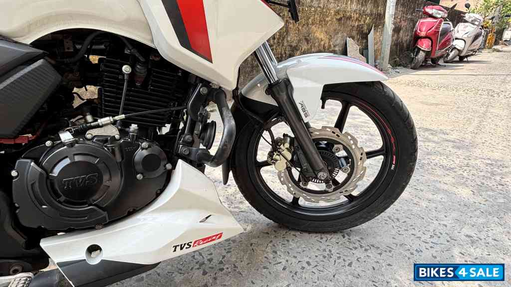 Pearl White TVS Apache RTR 160 BS VI
