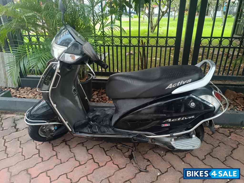 Black Honda Activa HET