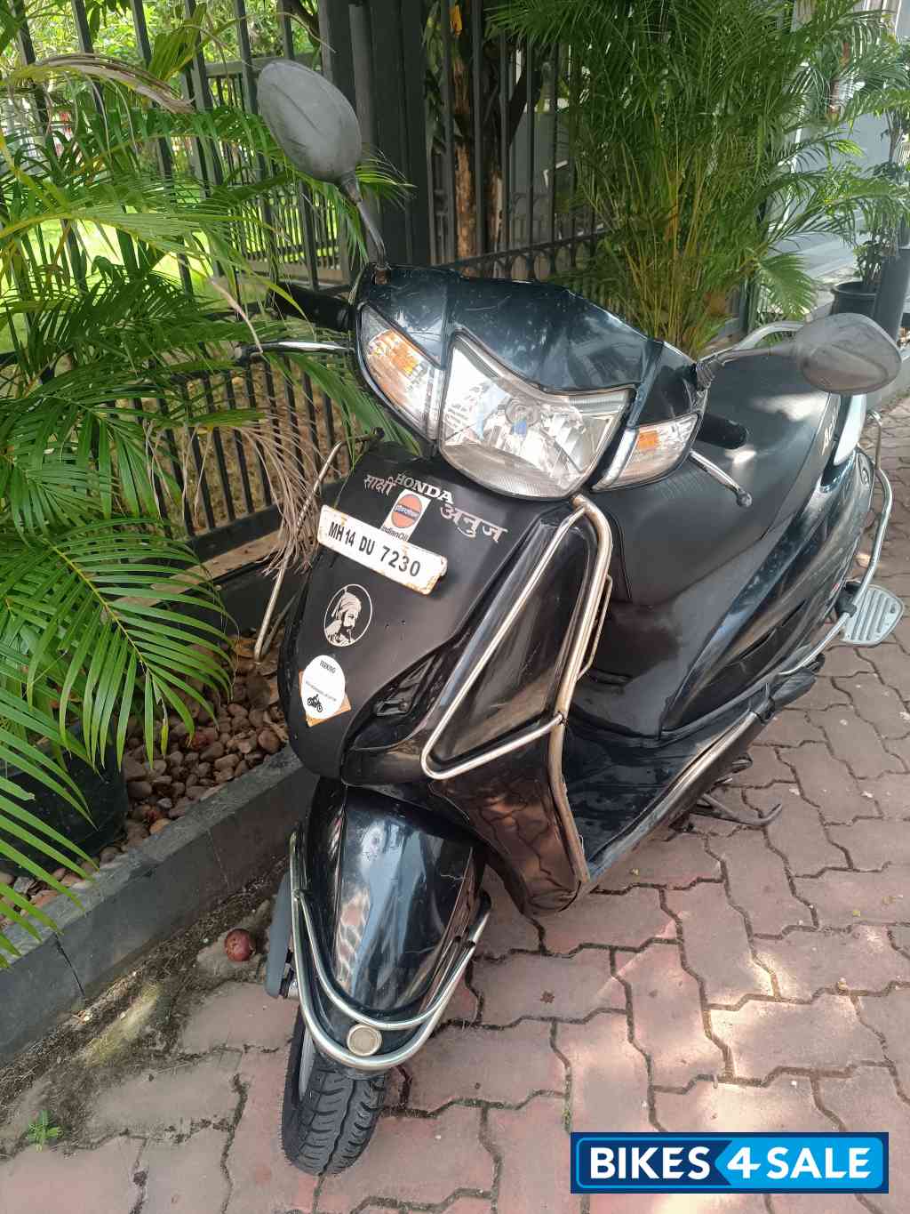 Black Honda Activa HET
