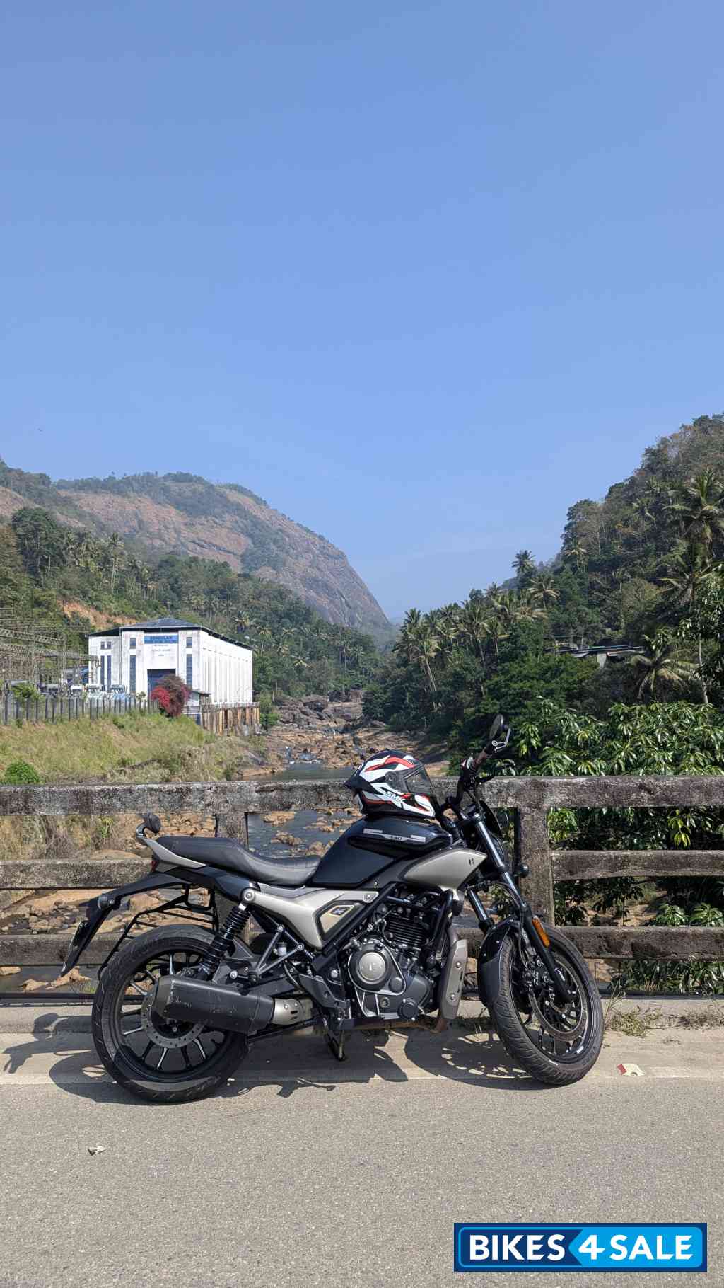 Glossy Black Hero Mavrick 440