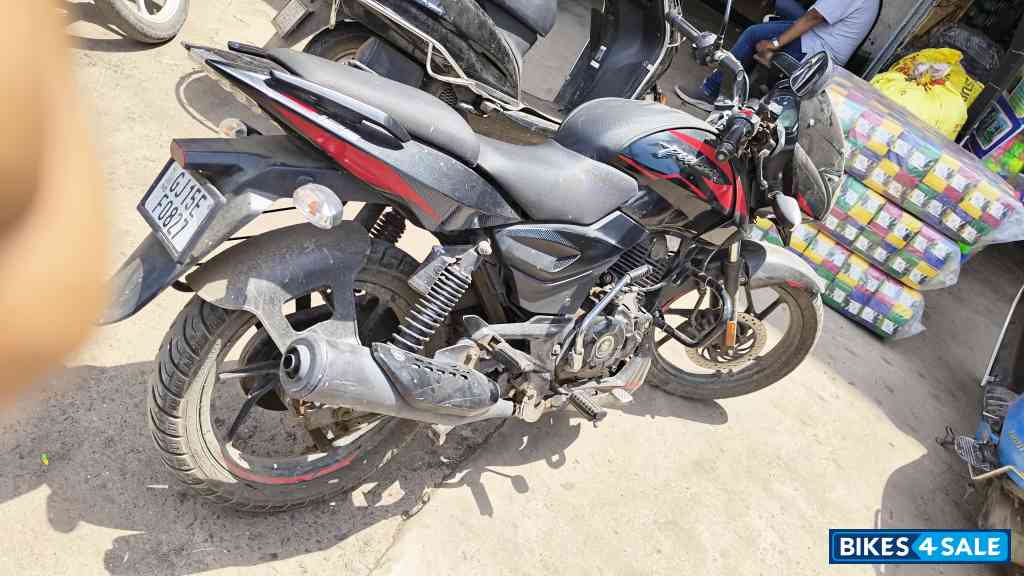 Red Back Bajaj Pulsar 125 Split Seat Red Back Bajaj Pulsar 125 Split Seat
