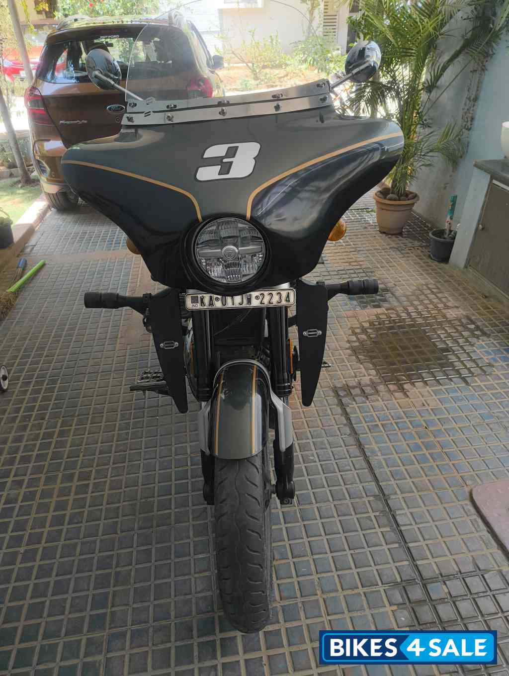 Interstellar Green Royal Enfield Super Meteor 650